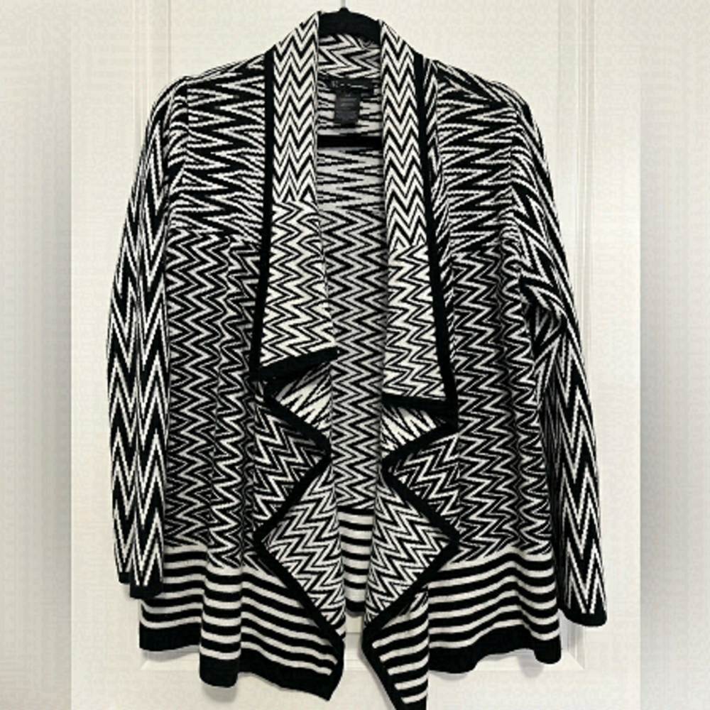 I.N.C. (THE BAY) GEOMETRIC BLACK & WHITE PRINT, DRAPE FRONT CARDIGAN, SZ LARGE.
